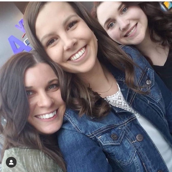 Meet your Posher, Stacie - Picture 2 of 7